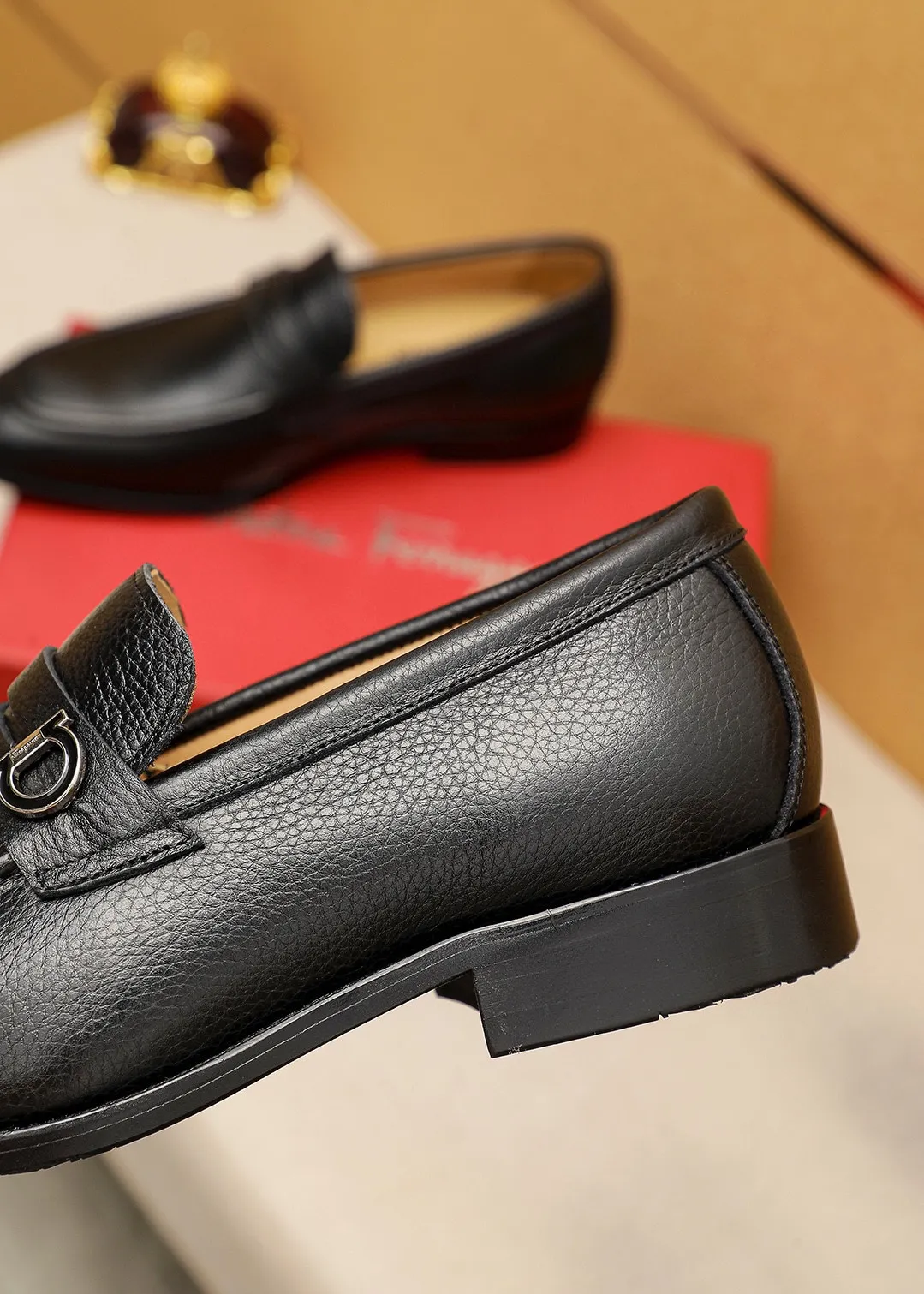 Men's shoes 💰460 💐 Product trademark: Ferragamo "Ferragamo" casual leather shoes Regular size: 38-44 (45.46🉑️customized) Product materials: Selected imported first-layer pebbled cowhide leather upper + luxury hardware buckle, imported water-dyed cowhide leather lining. Strong three-dimensional visual effect, original outsole color: 2⃣️seed leather materials optional
